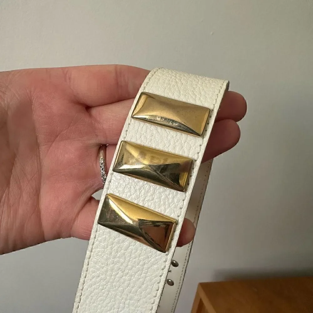 The Limited Women’s 80s Vintage White Pebbled Leather Large Gold Tone Oblong Stu